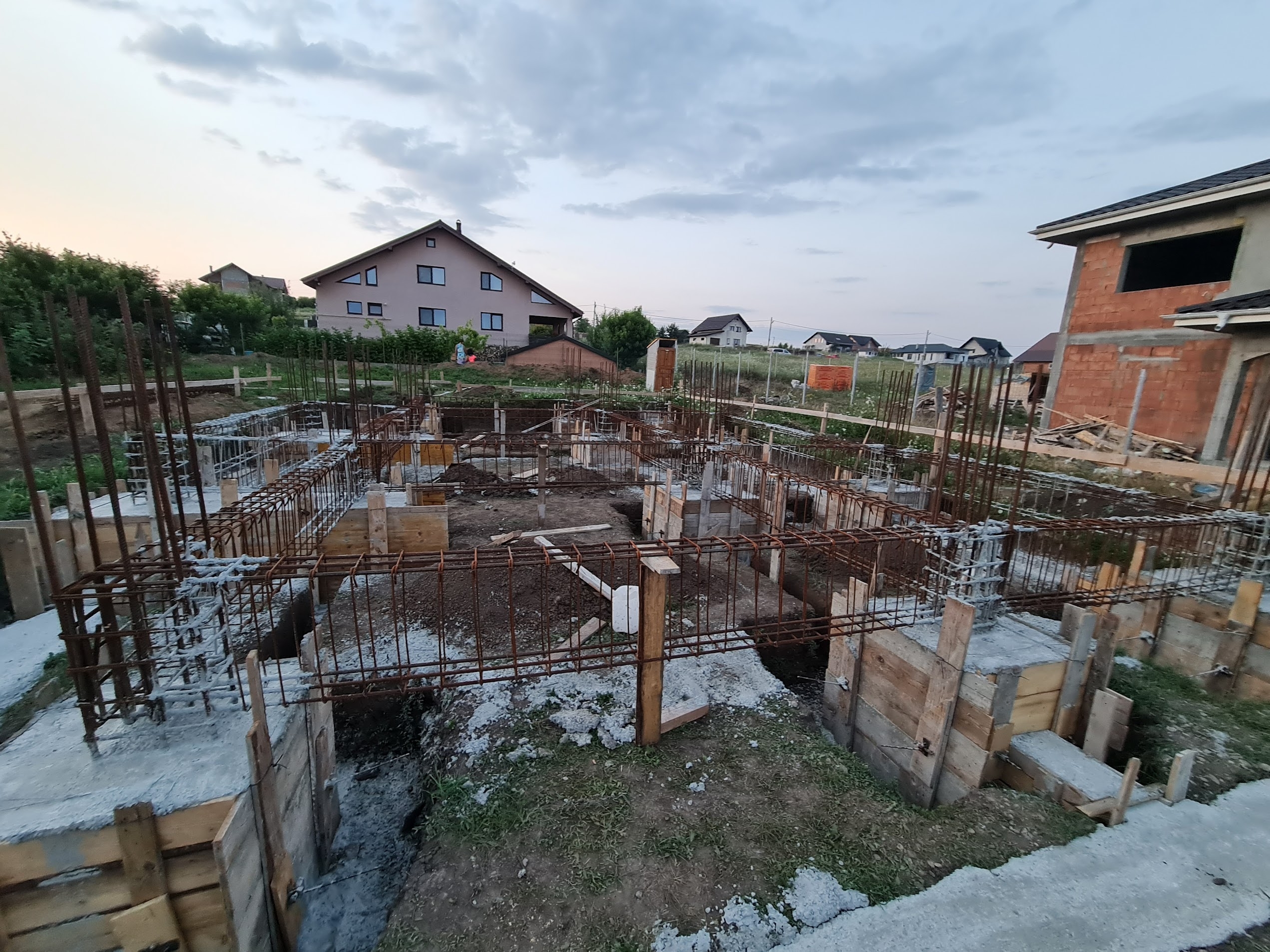 Fotografie din timpul construcției casei