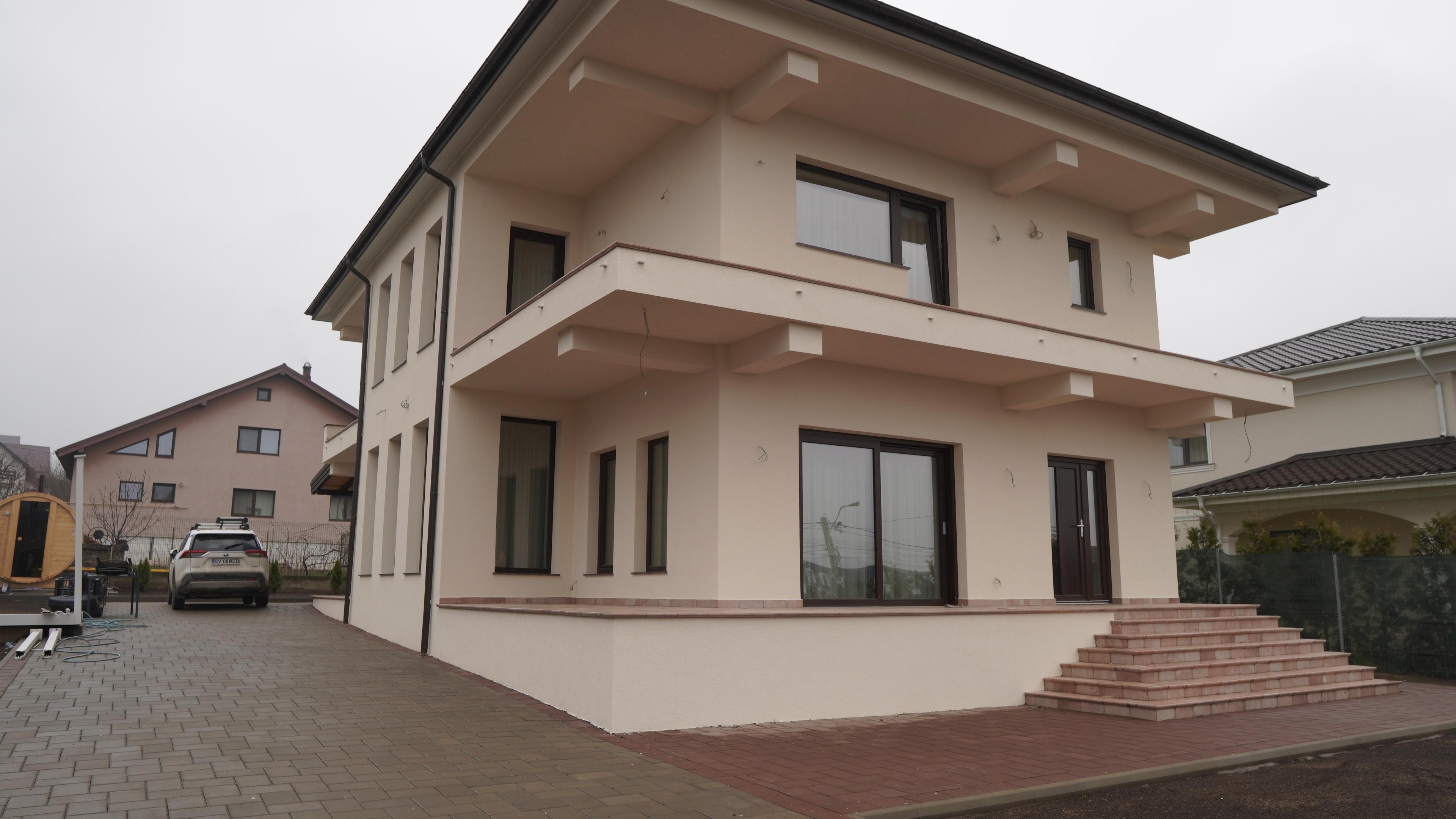 Terasă acoperită și fațadă laterală