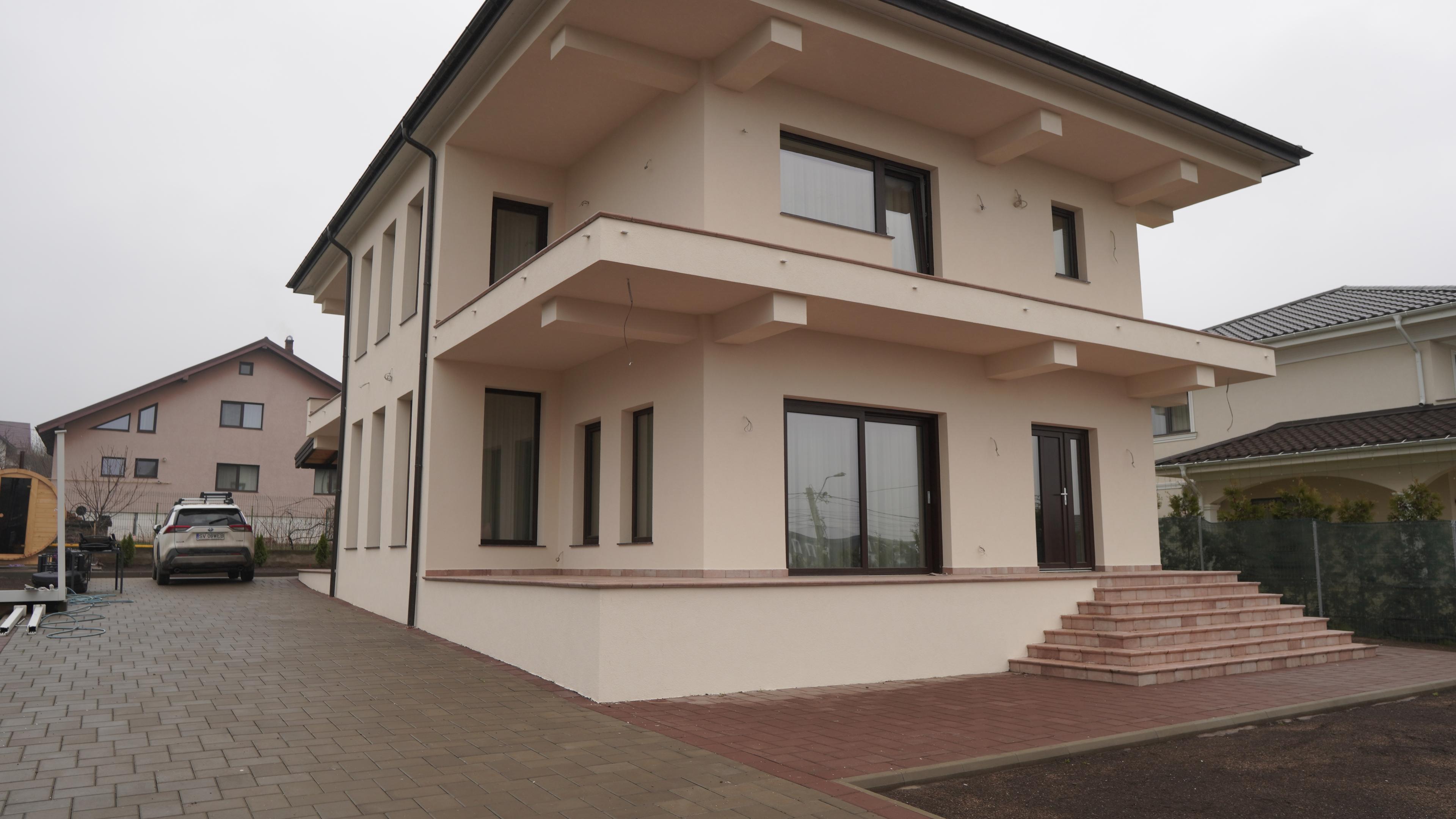 Intrarea principală și scările de acces