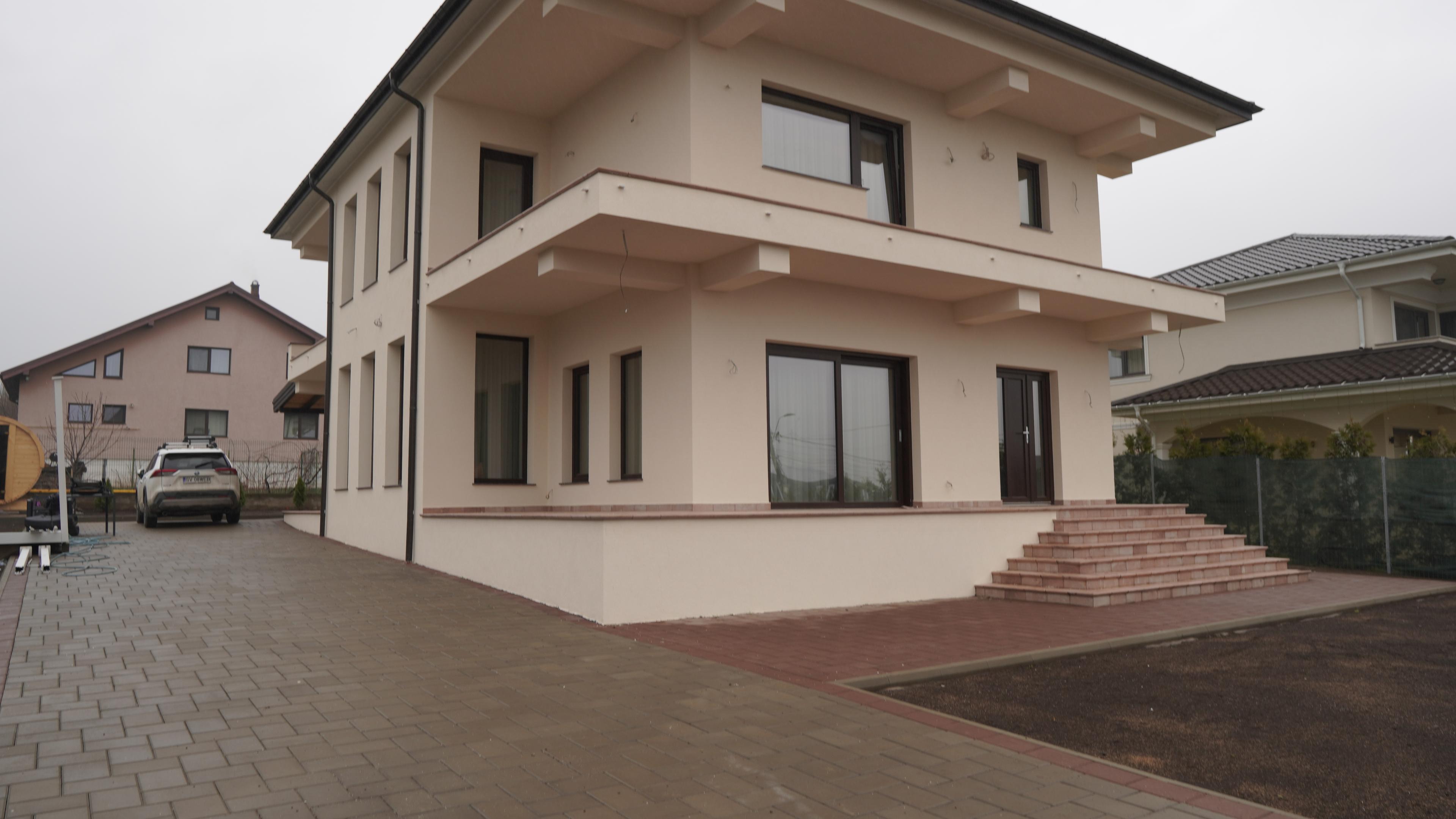 Terasa de la parter și intrarea în casă