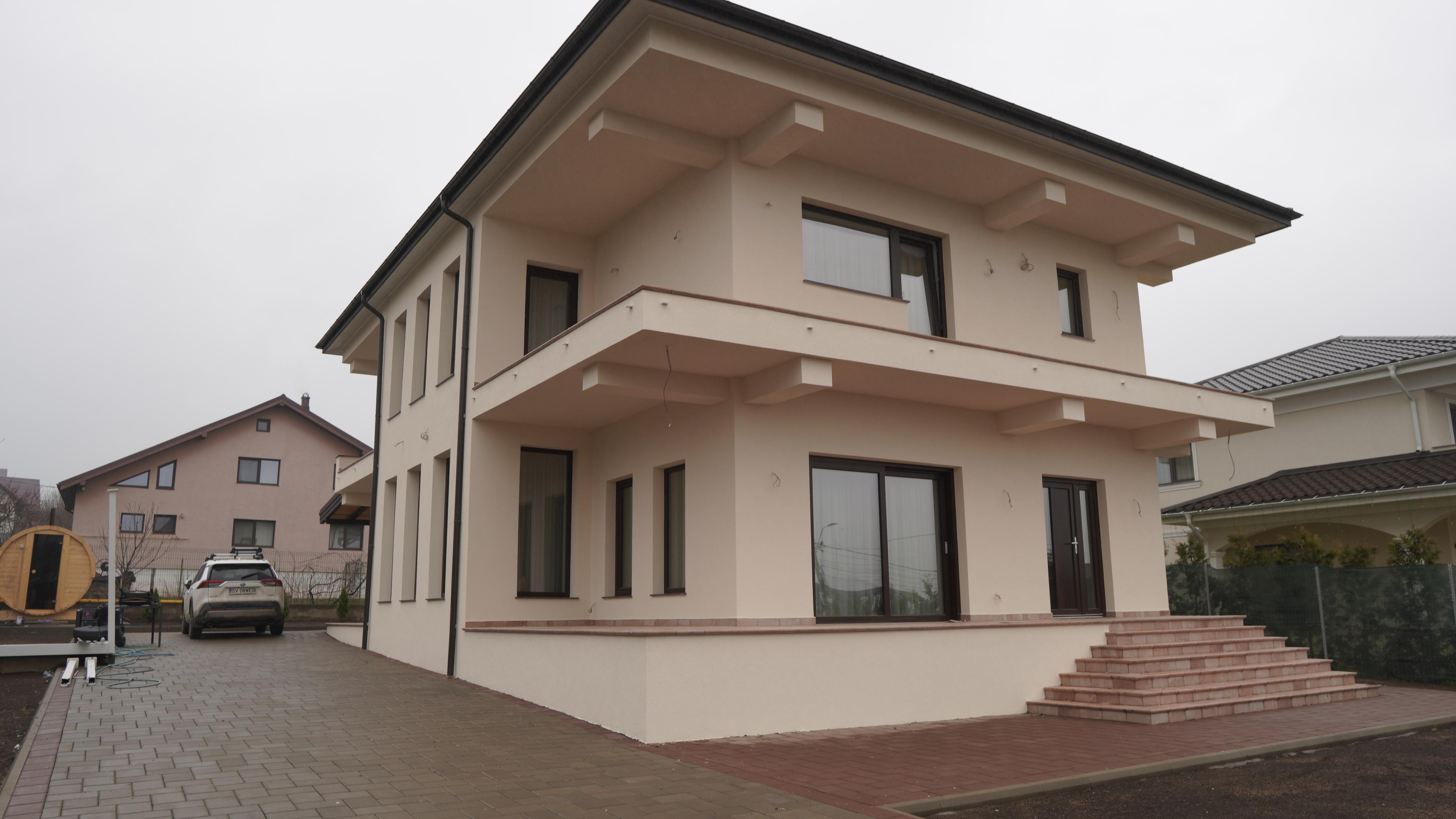 Fațada cu balcon și terasă